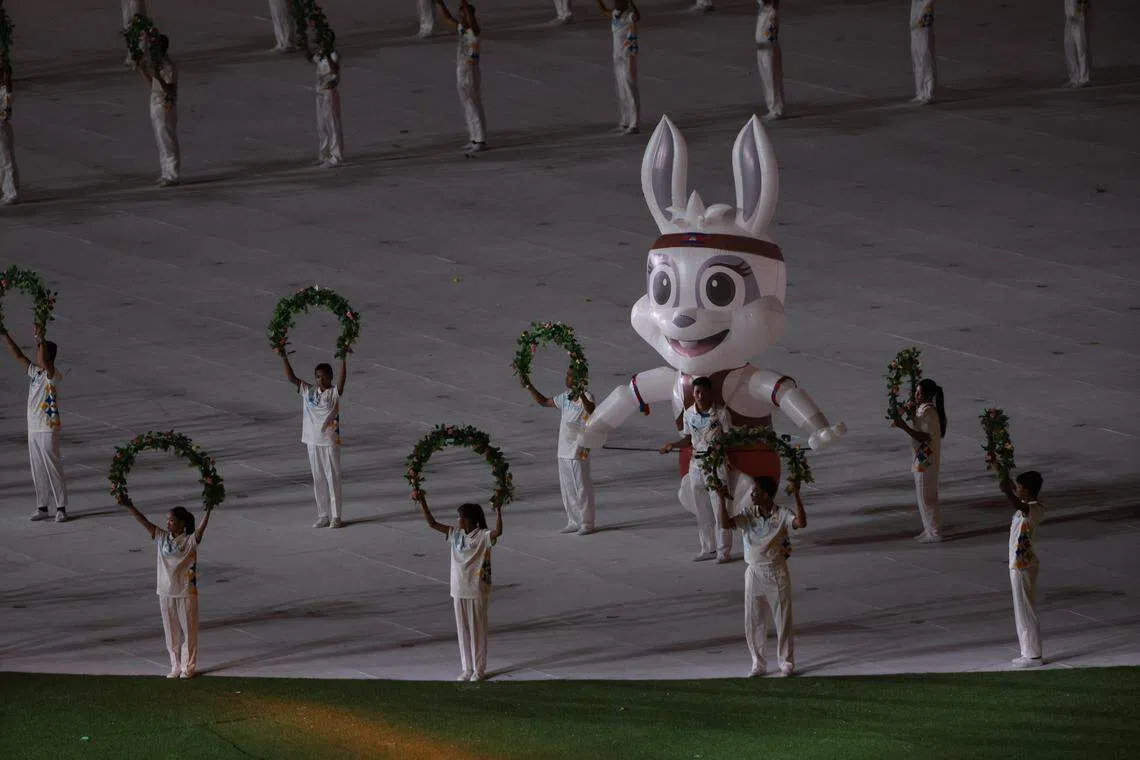 柬埔寨东运会吉祥物是穿着高棉斗狮拳服装的兔子。（李冠卫摄）