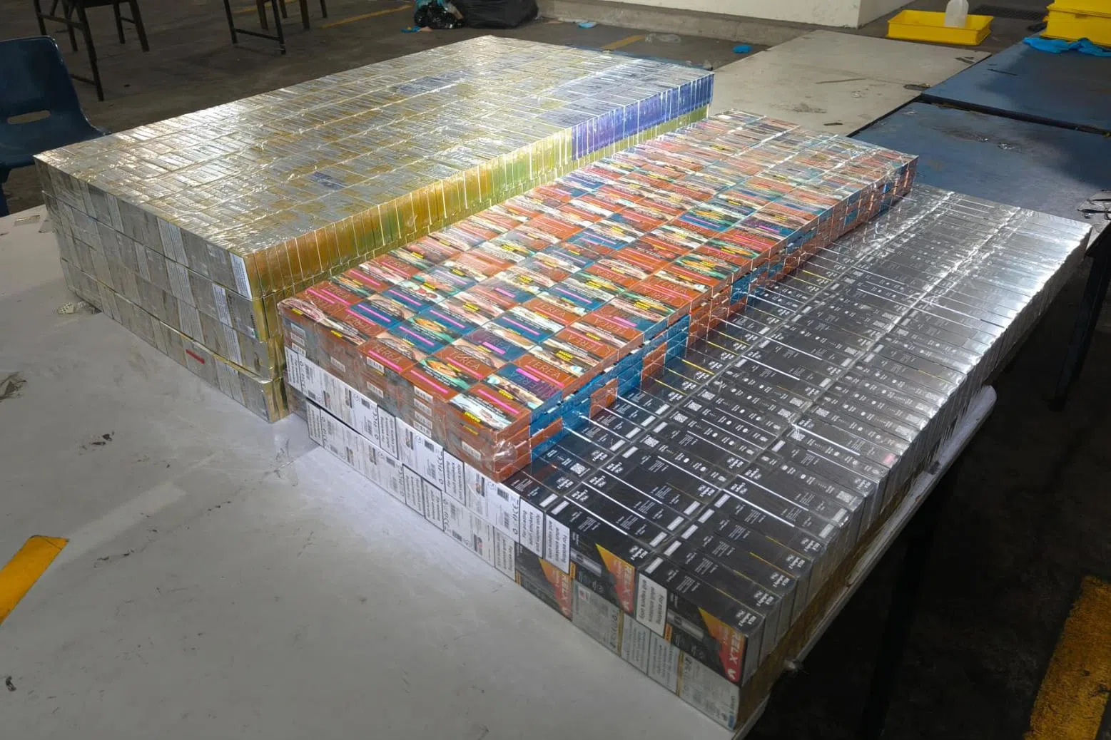 移民局人员发现一辆入境新加坡的马国注册汽车后车厢藏有超过2500支电子烟和500件无烟烟草产品。（取自移民与关卡局脸书）