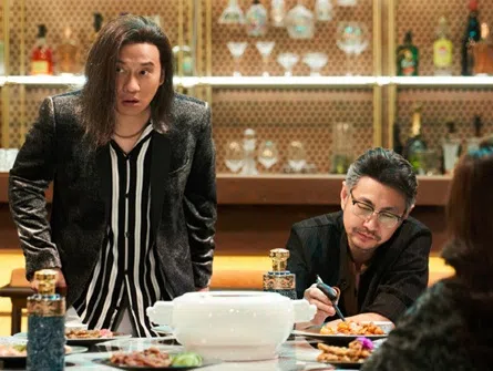 徐洪浩（左）饰演的“三麻虎”逼老中医（夏侯镔饰，右）重出江湖。（互联网）