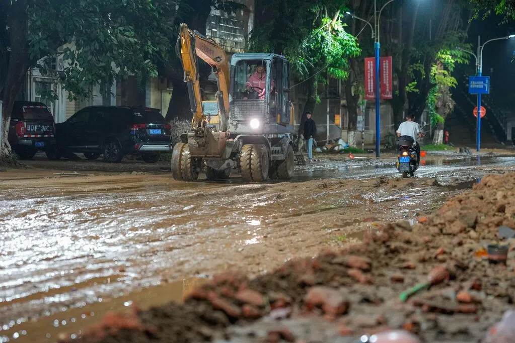 【视频】海南多地升级暴雨预警  万宁出现龙卷风