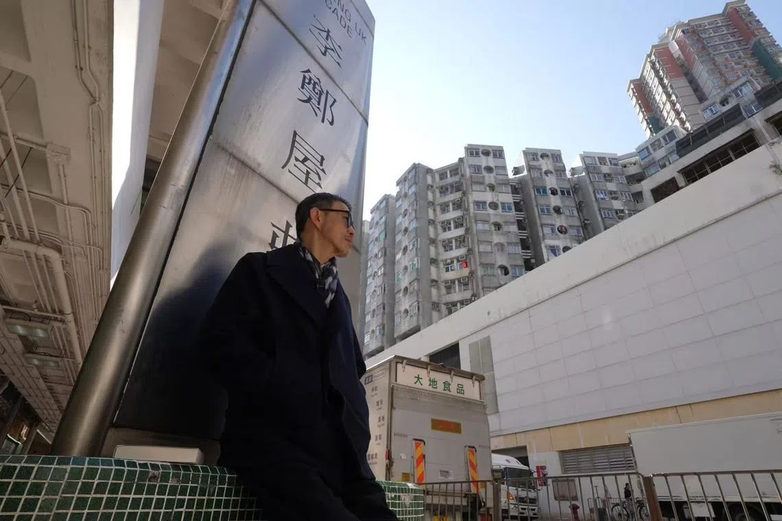 马家辉在《双天至尊》的重要场景李郑屋邨留影。（新经典文化提供）