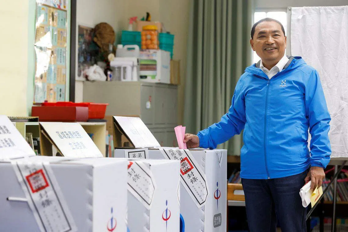 国民党总统候选人侯友宜上午10时许在新北市板桥国小投票。（路透社）