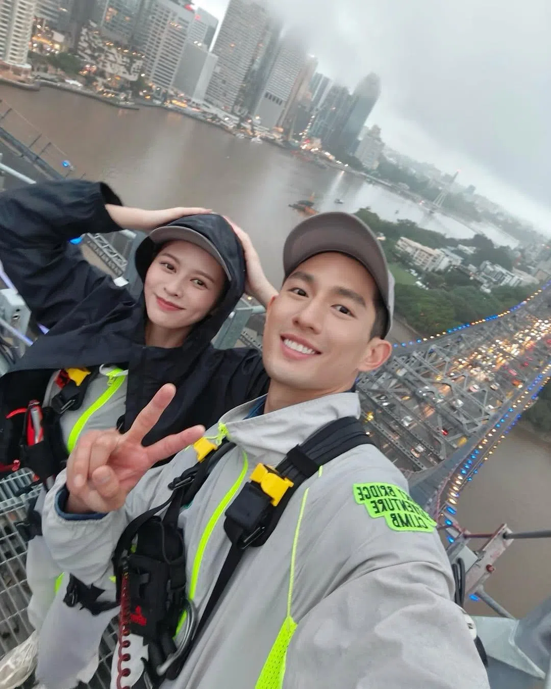 何盈莹（左）与孙政私下是好朋友，她赞对方会照顾人。（取自何盈莹IG）