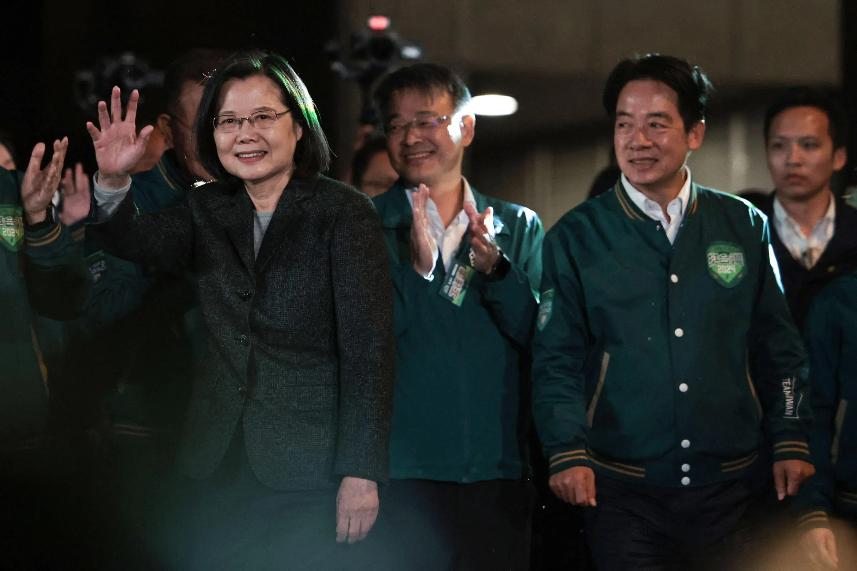 台湾总统蔡英文星期六（1月13日）晚间与民进党总统当选人赖清德现身竞选总部外，蔡英文向支持者挥手致意。（法新社）