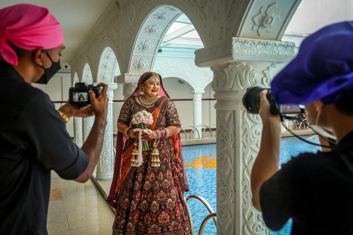 苏格吉文考尔和先生赫山星在锡克庙举行婚礼。（叶振忠摄）