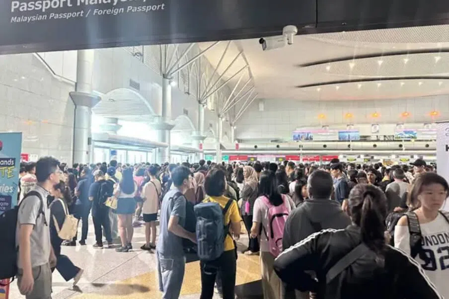 柔佛自助通关系统故障 外国旅客受困两小时