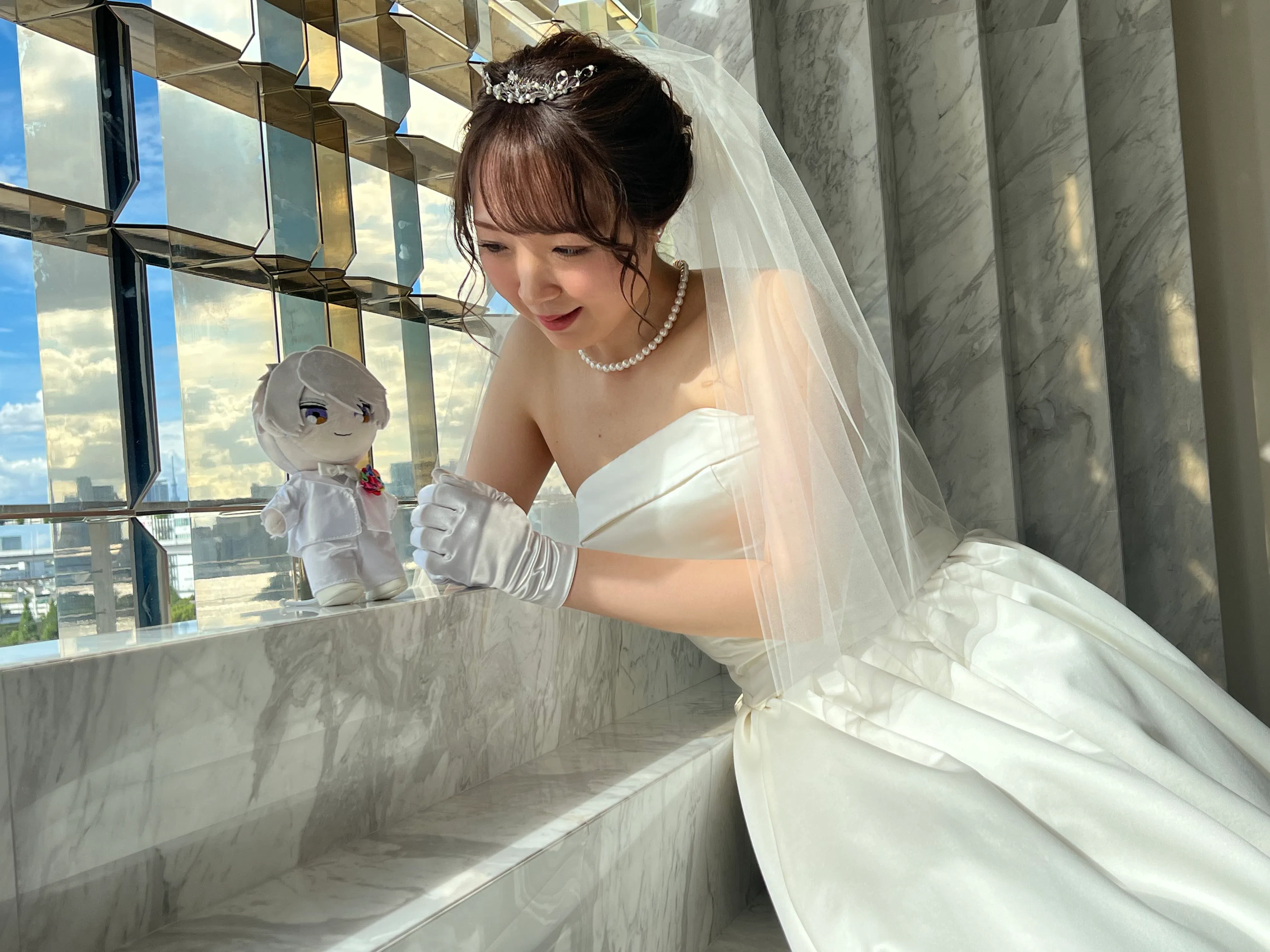 山口星来为自己举办“独身婚礼”，还为喜欢的卡通形象亲手缝制新郎礼服，将它带到婚礼现场充当新郎官。（特约钱彦摄）