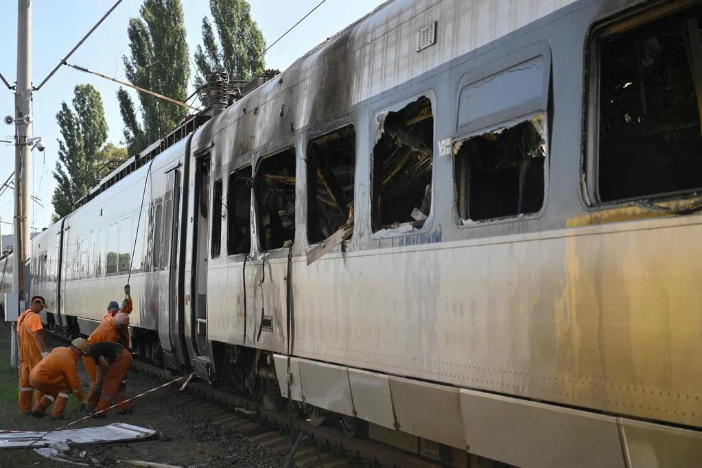 俄罗斯西部两列火车脱轨 一名司机死亡