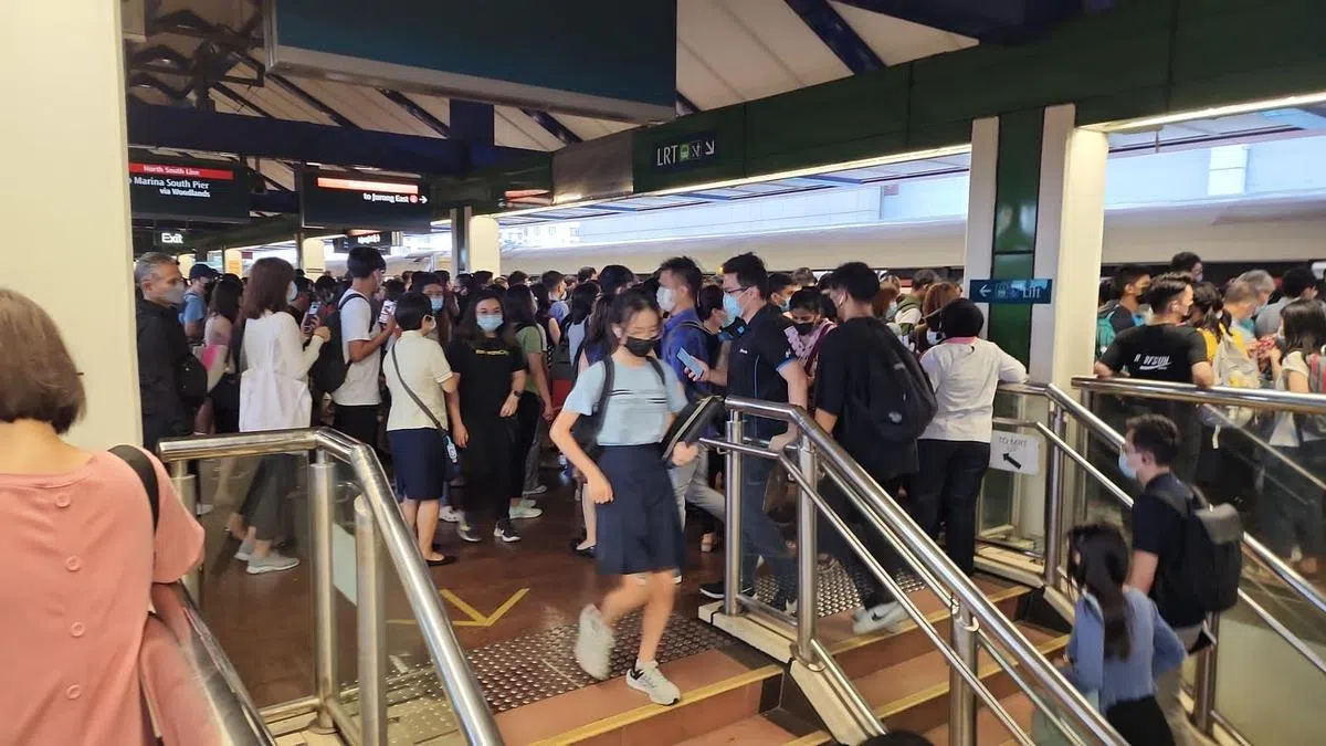 蔡厝港地铁站月台也出现拥挤现象。（读者提供）