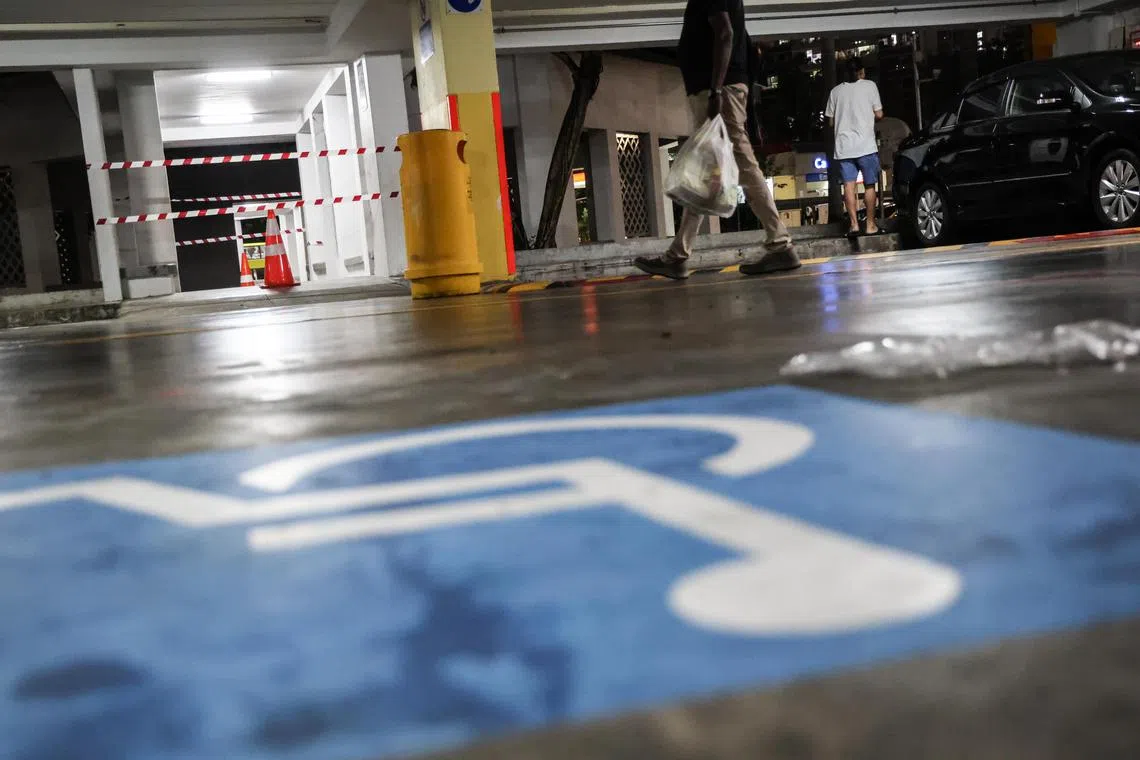 多层停车场内的两个残障者停车位，正对着受损的走廊。（关俊威摄）