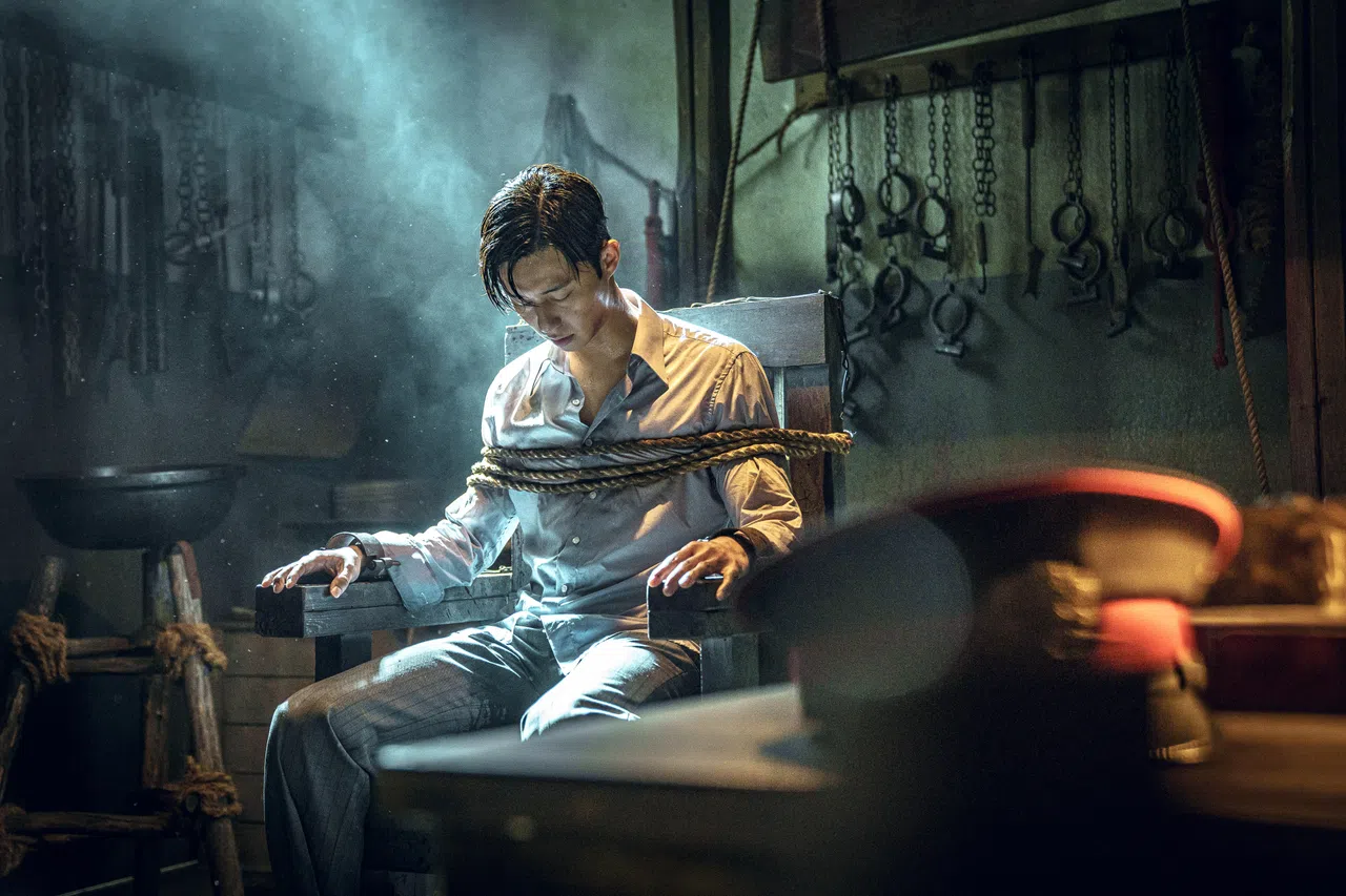 朴叙俊一进剧组就拍摄被折磨的场面。（Netflix提供）