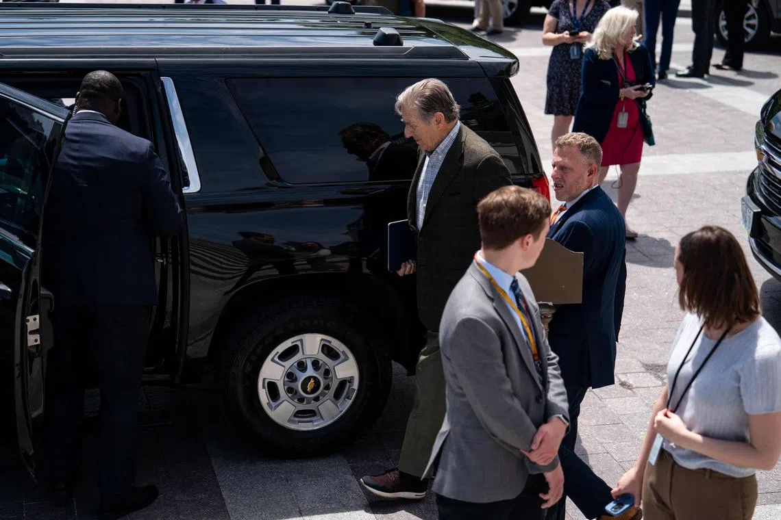 保罗·佩洛西（中）说，他仍会感到头晕，头部残留一块金属片，他难以保持身体平衡，左手神经也受到永久性的损伤。（法新社）