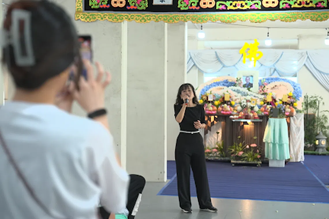 丧礼歌手根据家属要求和逝者喜好调整歌曲选择，音乐在丧礼中起到了情感宣泄的作用。（视频截图）