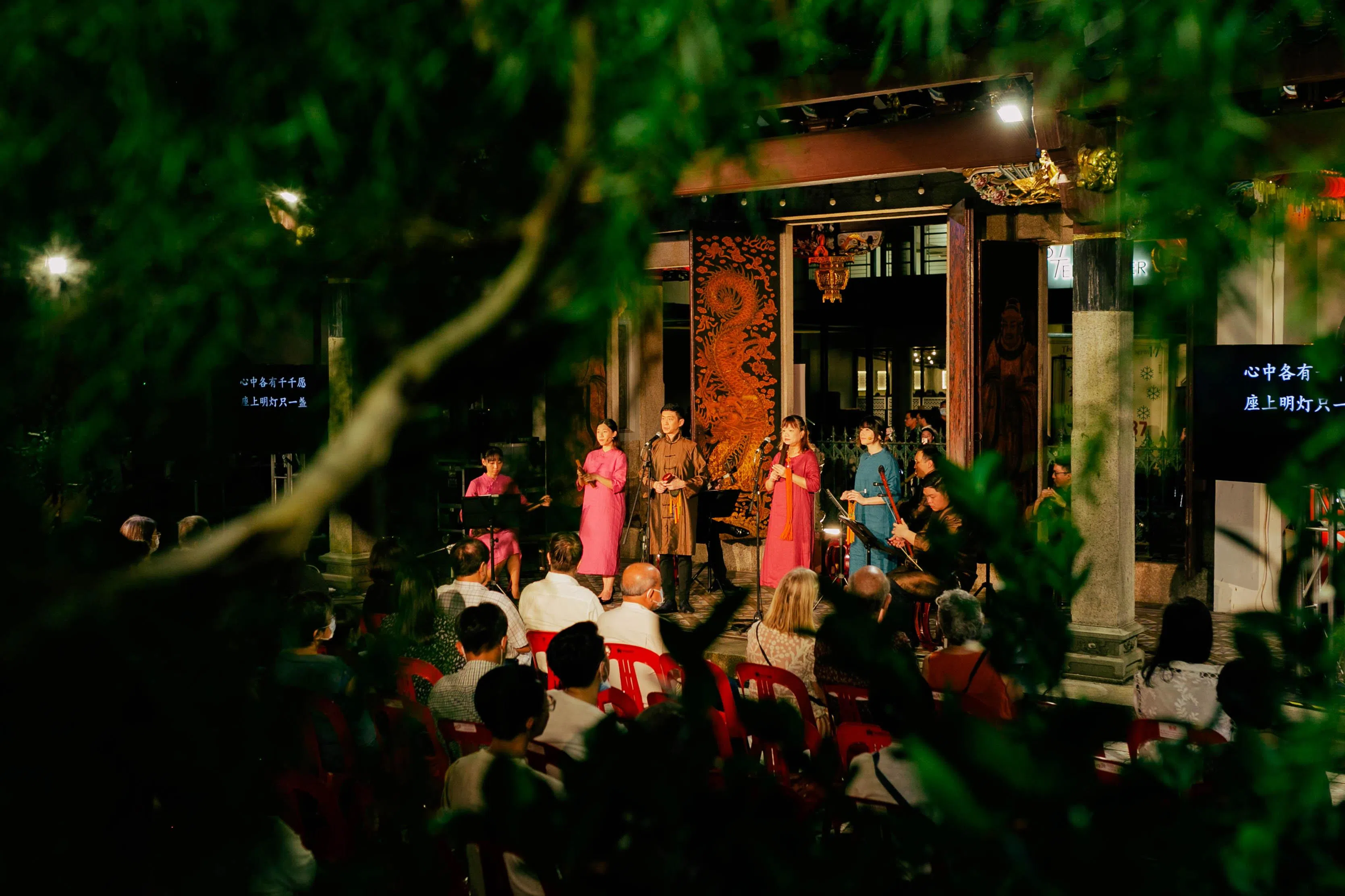 在天福宫、龟屿大伯公庙等传统场域的演出，是学员磨练基本功的重要功课。（湘灵音乐社提供）