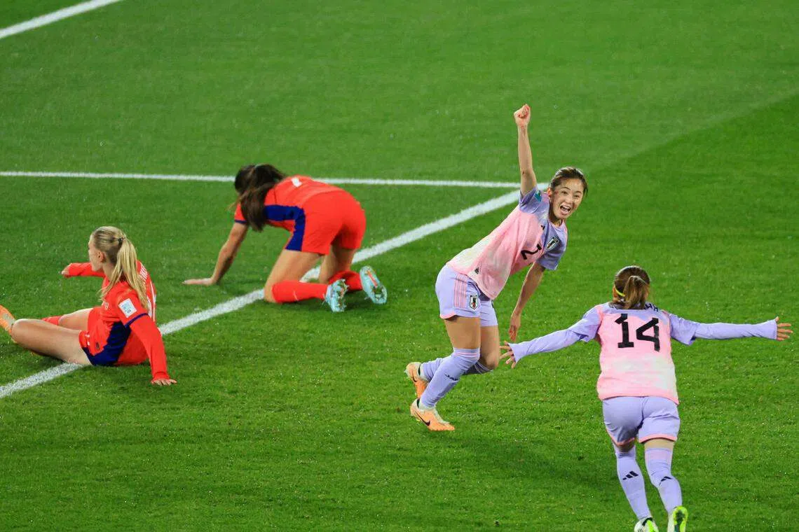 效力于西哈姆的清水梨纱（右二）把握对手的失误，为日本攻入第二球。（法新社）