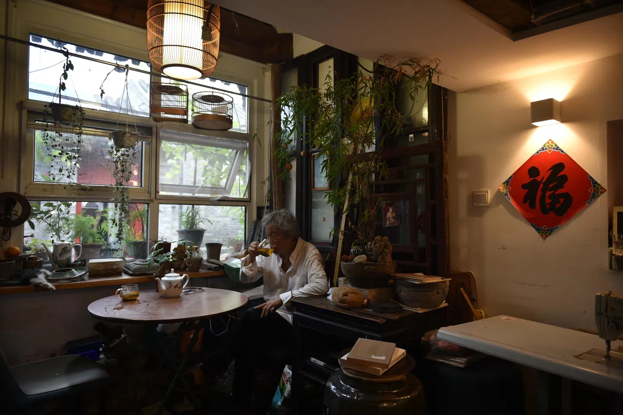 姚建华大爷住的房子，面积还不到20平米，另有个小阁楼是夫妇俩的卧室区。他在这里生活甘之如饴。（李山一摄）