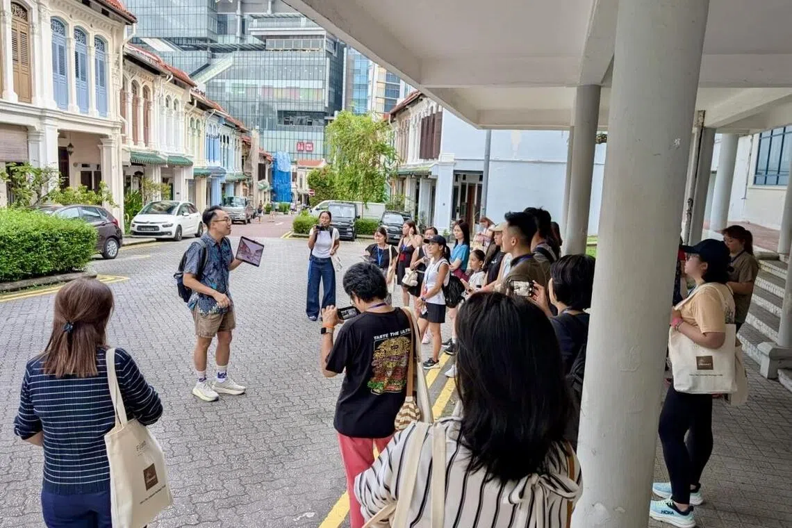 远东酒店集团是本地最早把社区历史、特色和传统融入酒店配套的酒店集团之一。图为酒店与文化遗产导览组织The Urbanist Singapore合作策划的文化漫游。（远东酒店集团提供）