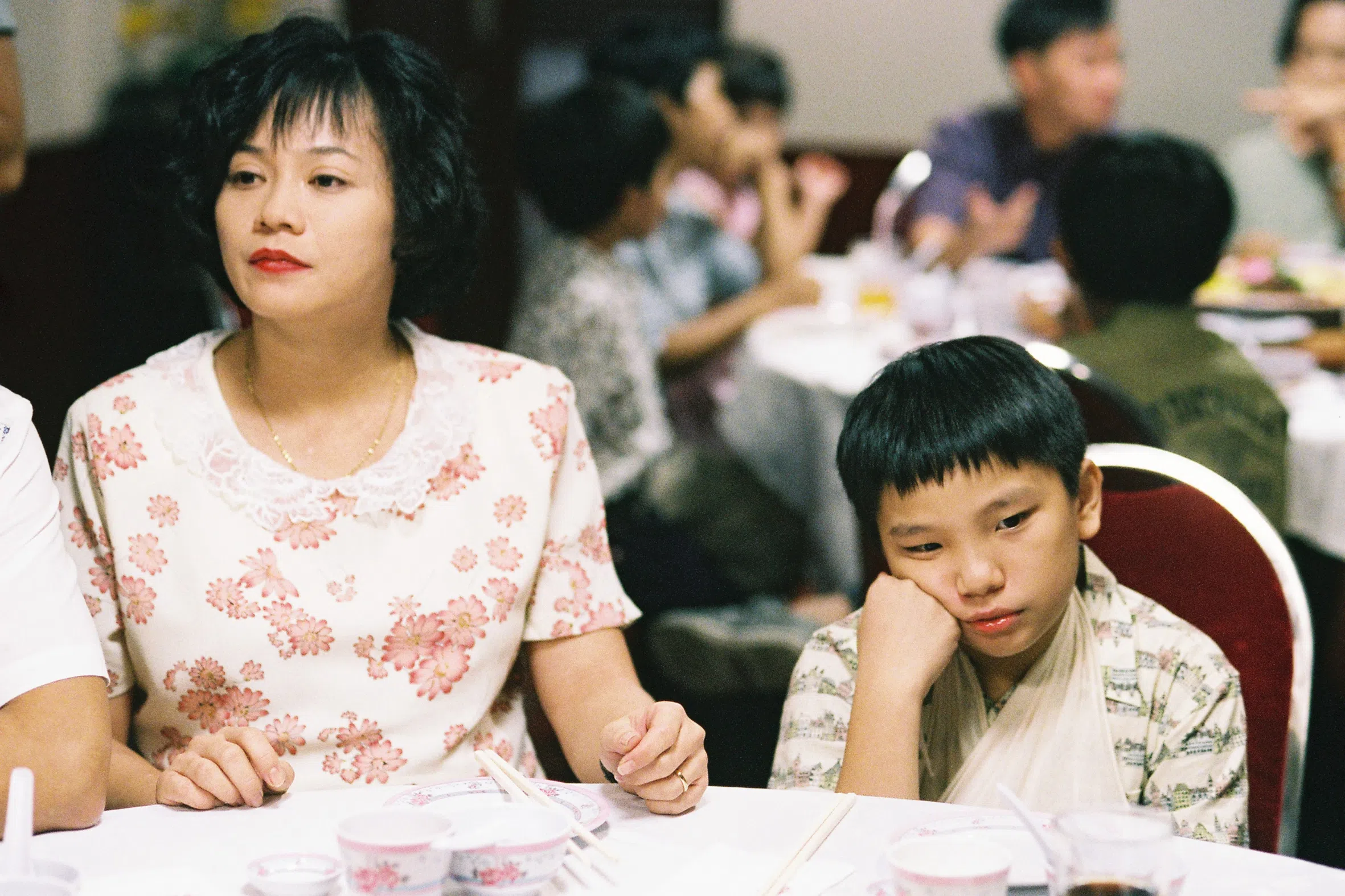 许家乐（右）与杨雁雁在《爸妈不在家》演母子时，还是11岁的小男孩。（陈哲艺提供）