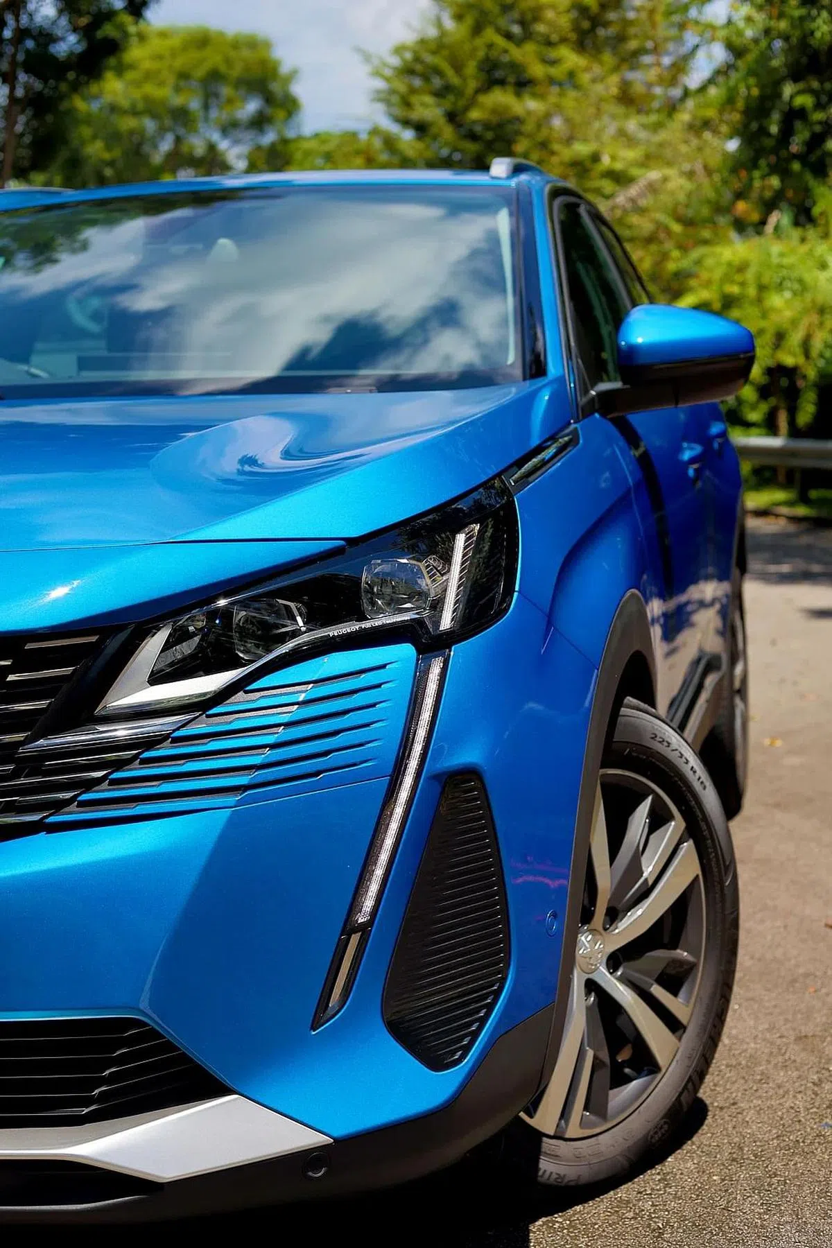 日行灯延伸至保险杆下方，看起来像“狮子獠牙”。（龙国雄摄）