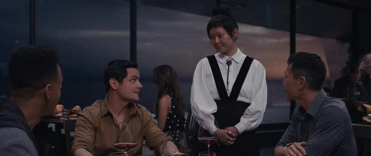 扮演侍应生的亚裔女星周洪（中）很吸睛。(剧照由迪士尼提供)