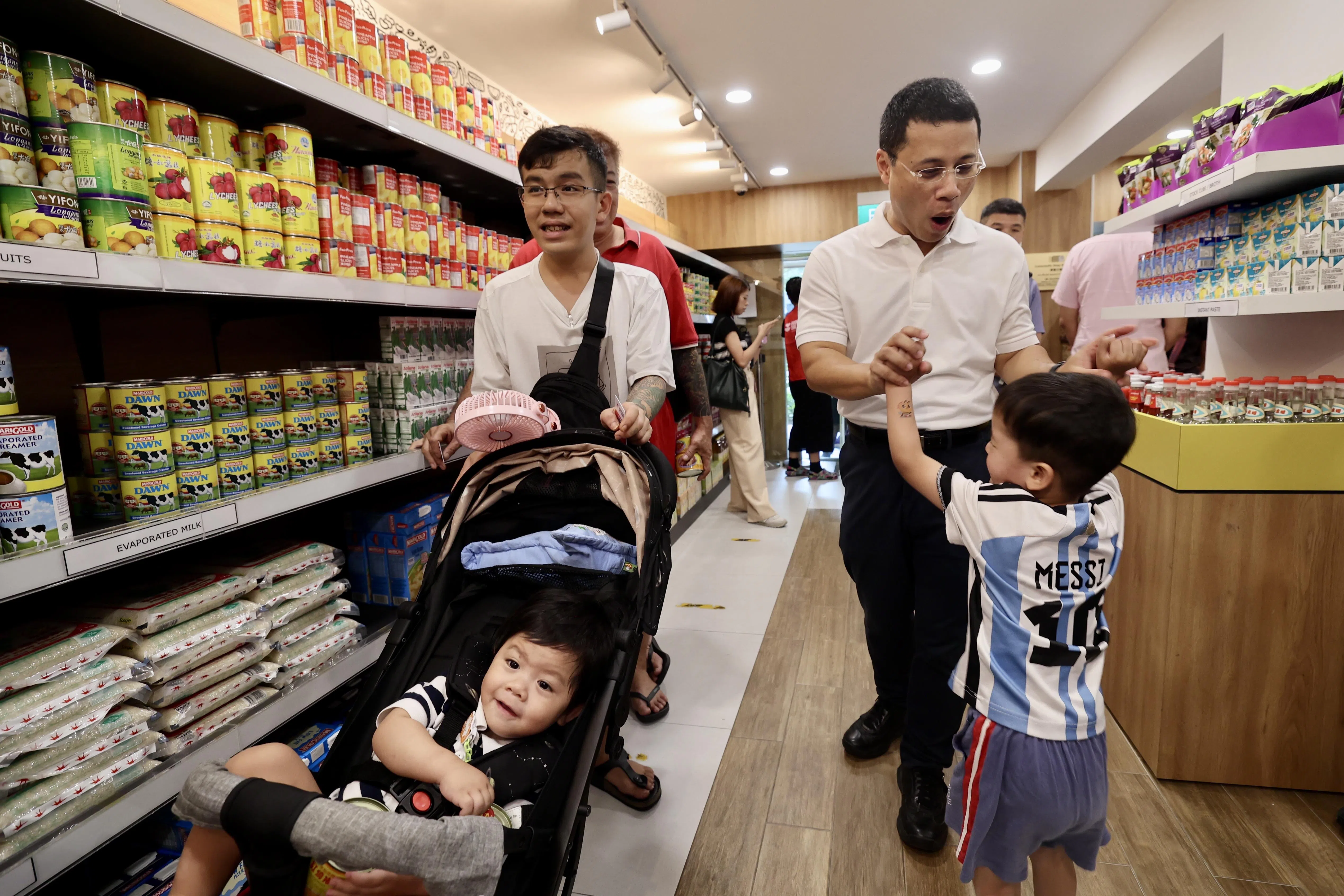 李智陞（右二）星期五走访慈善机构善粮社（Food from the Heart）开设的善粮小铺。这家店铺让区内低收入家庭领取定量粮食。（陈斌勤摄）