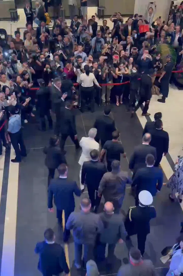 乌克兰总统泽连斯基星期六（6月1日）傍晚抵达香格里拉酒店，不少记者在大厅内聚集。（韩咏红摄）