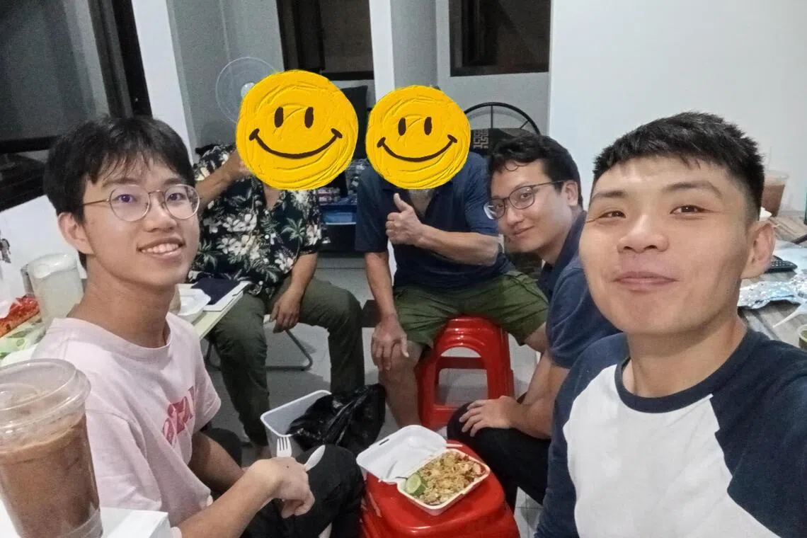 林诗铭（右一）和其他青年义工会把街友当作朋友，适时伸出援手提供帮助。（受访者提供）