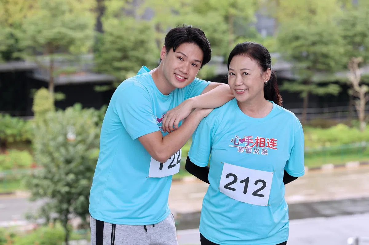 向云和陈熙一起开工，在拍戏现场互动温馨。