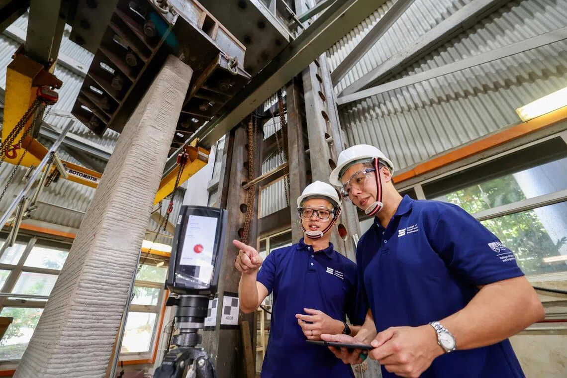 国大设计与工程学院土木与环境工程系副教授冯时溉（右），以及高级讲师杜宏建博士向媒体介绍，团队在工程中采用3D打印技术前，事先已验证它的安全性。这包括评估材料密度、强度等指标，并进行压缩、弯曲等力学试验。（陈斌勤摄）