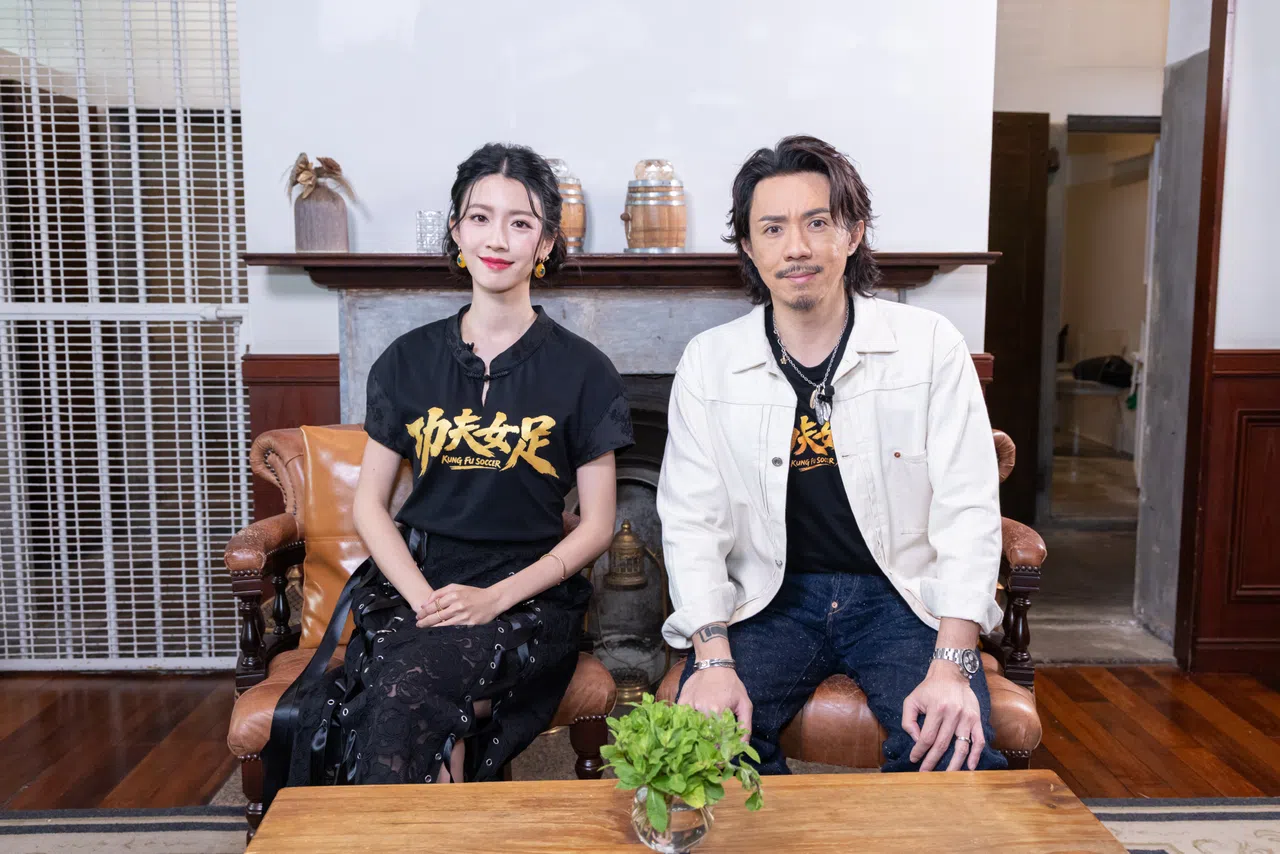 蔡思贝（左）和张继聪8月初在香港为《功夫女足》接受《联合早报》专访。（创艺电影提供）