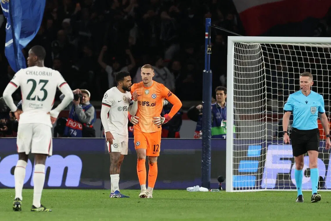 约根森（橙衣）在丢掉关键的第三球后，切尔西队长里斯·詹姆斯（左二）上前和他攀谈。（法新社）