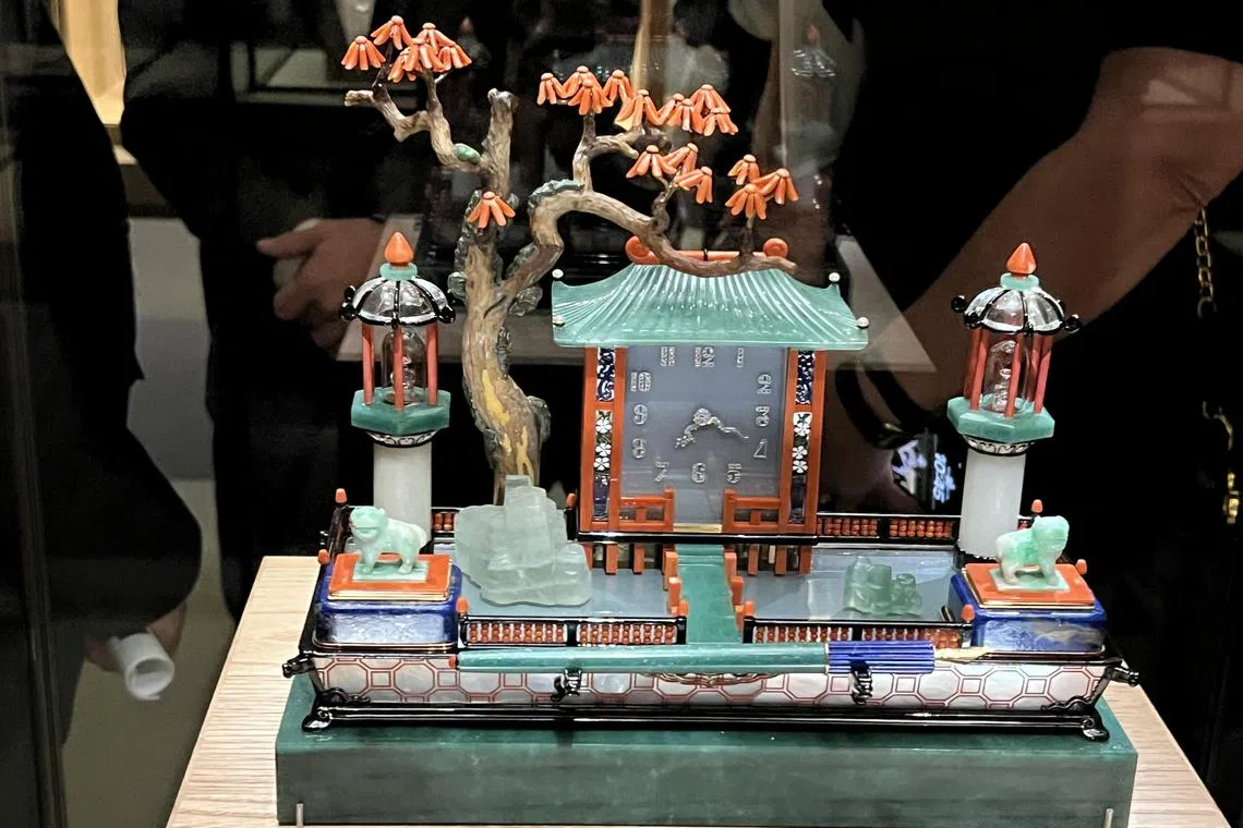 卡地亚有许多作品深受日本文化影响，这款座钟散发浓烈东洋味。（吴庆康摄）