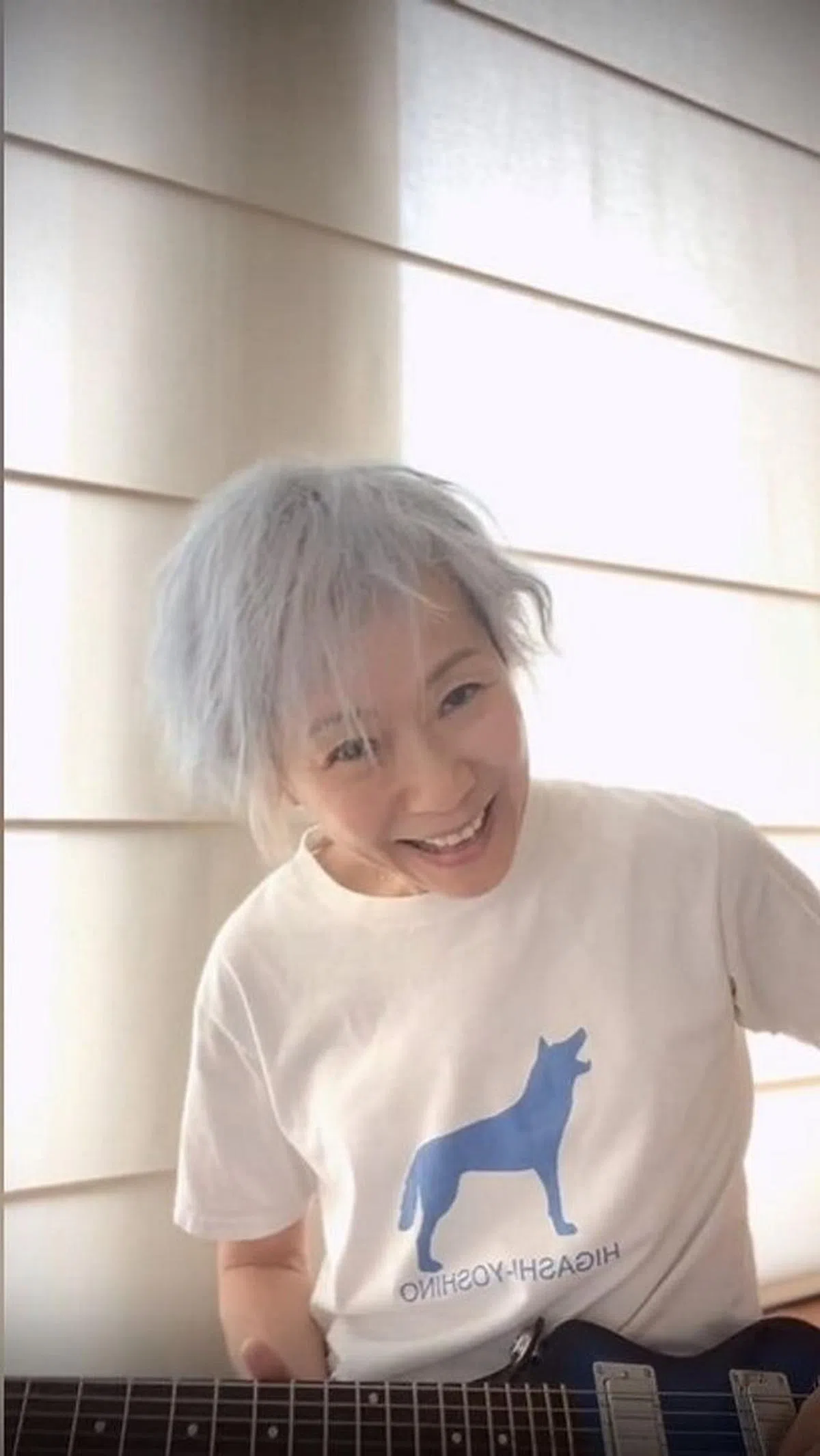 叶童在短片中开心地弹吉他。（互联网）