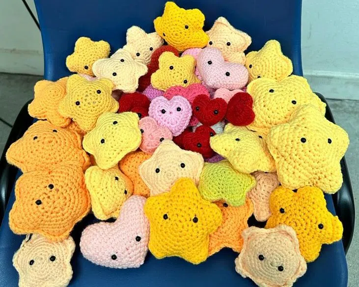 金子小组的志愿者编制红心、金星，从而表达真心。