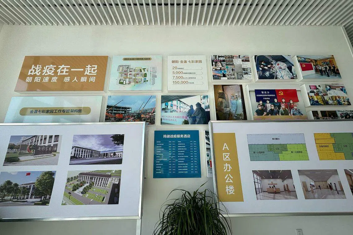 金盏七彩家园办公楼内仍留着疫情相关的展示板，小区其他区域则已拆除大部分疫情相关的告示牌。（黄小芳摄）