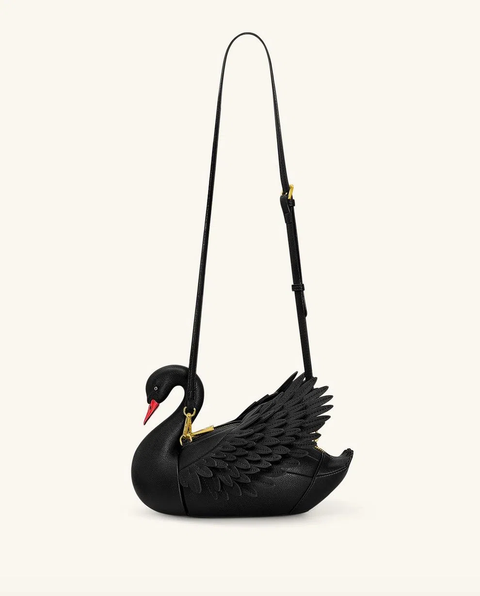 JW Pei黑天鹅肩背包。（取自JW Pei官网）