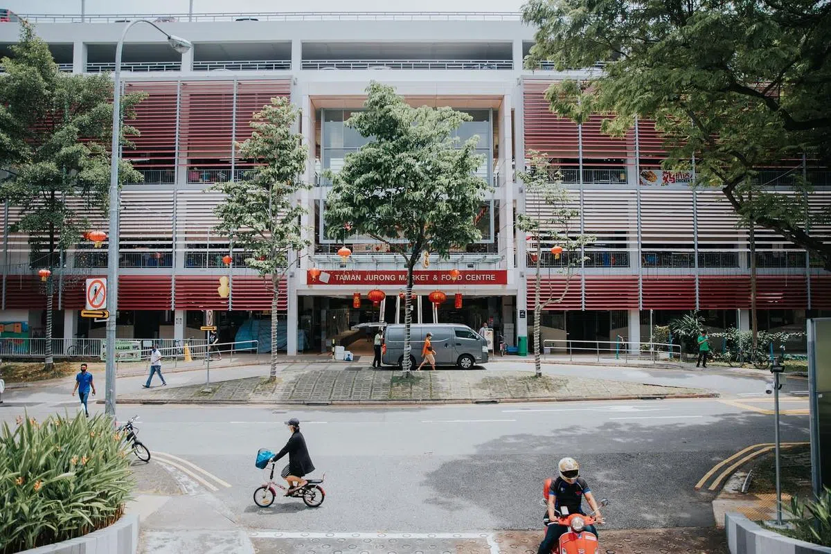 达曼裕廊巴刹和熟食中心建于2005年，外观设计相对较新。（李益吉摄）