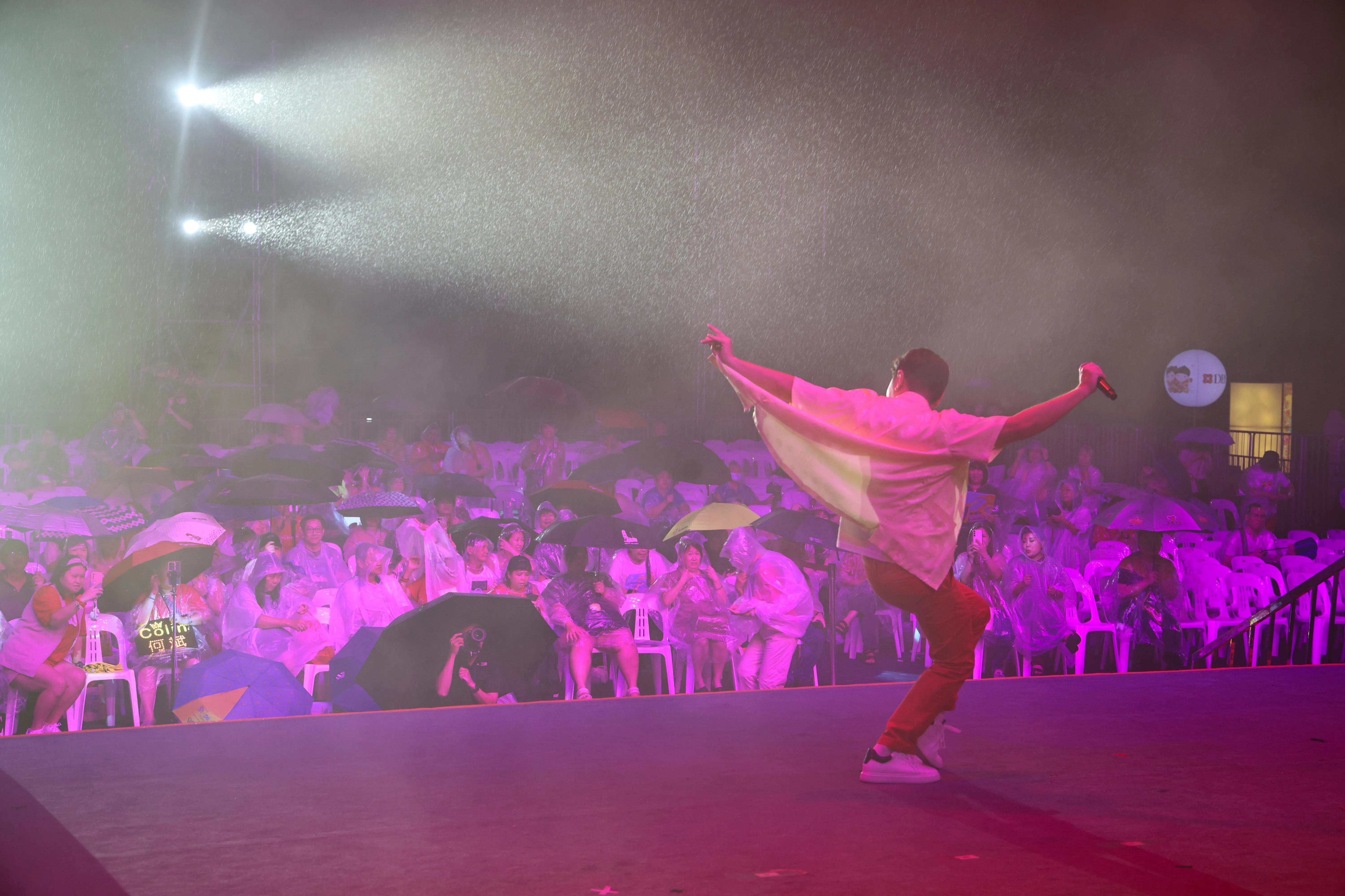 春到河畔“电影之夜”在大年初三晚上登场，多名本地演员、歌手及网红台上献艺，载歌载舞。（陈渊庄摄）