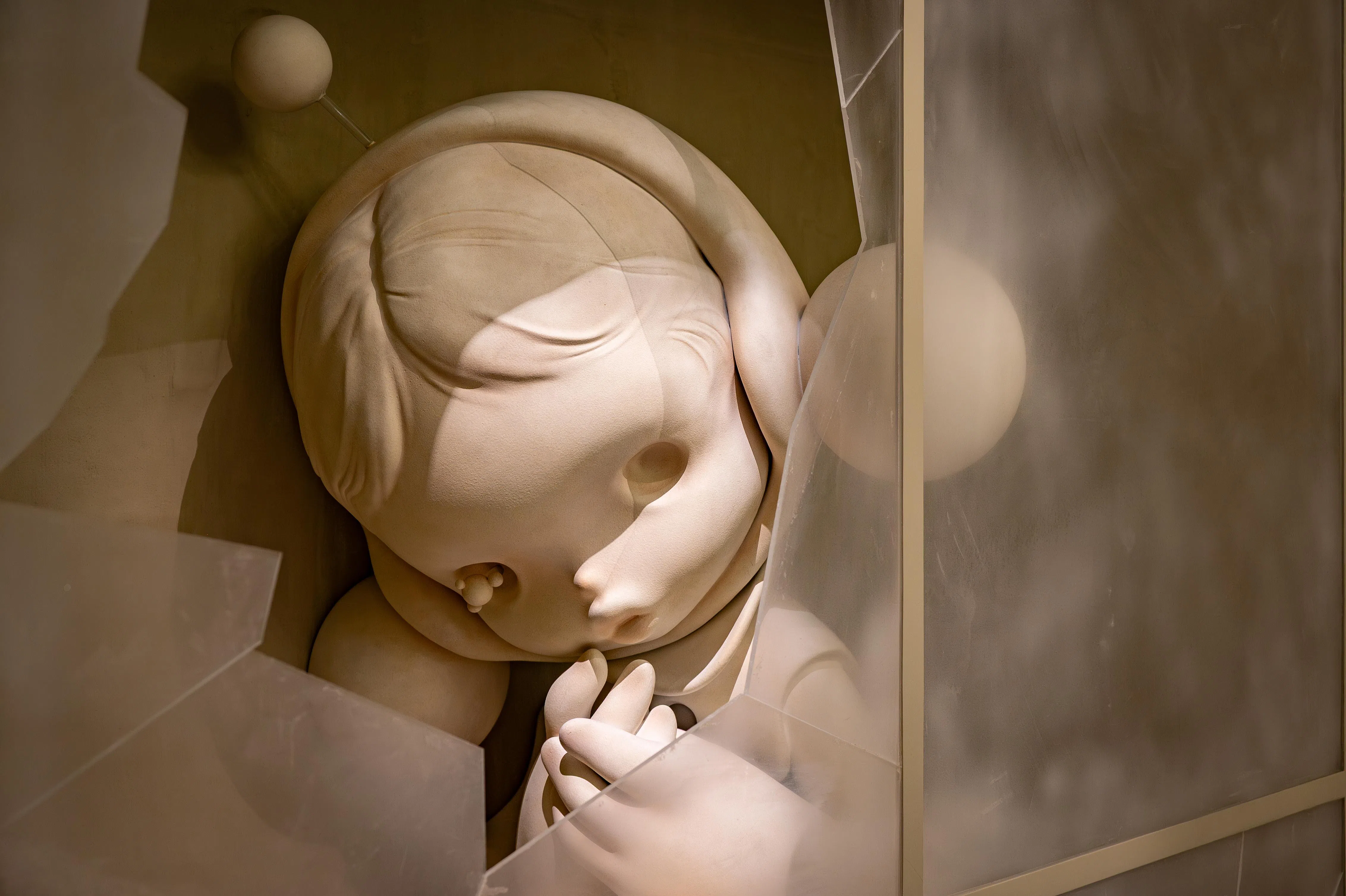 多愁善感的Skullpanda在破碎的玻璃箱内，是脆弱无助还是从困境中解脱的契机？（新加坡国家博物馆与Pop Mart提供）