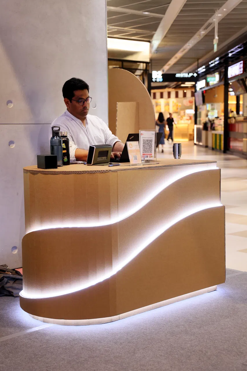 Fraction Design Studio精心设计的纸皮制柜台，坚固却可轻易拆除、运输和收纳。（龙国雄摄）