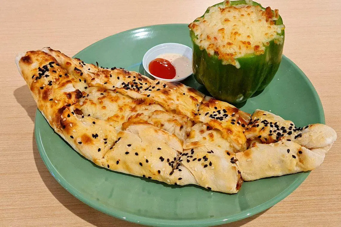 Pide“土耳其版比萨”和青椒酿饭，别有风味。（叶晓虹摄）