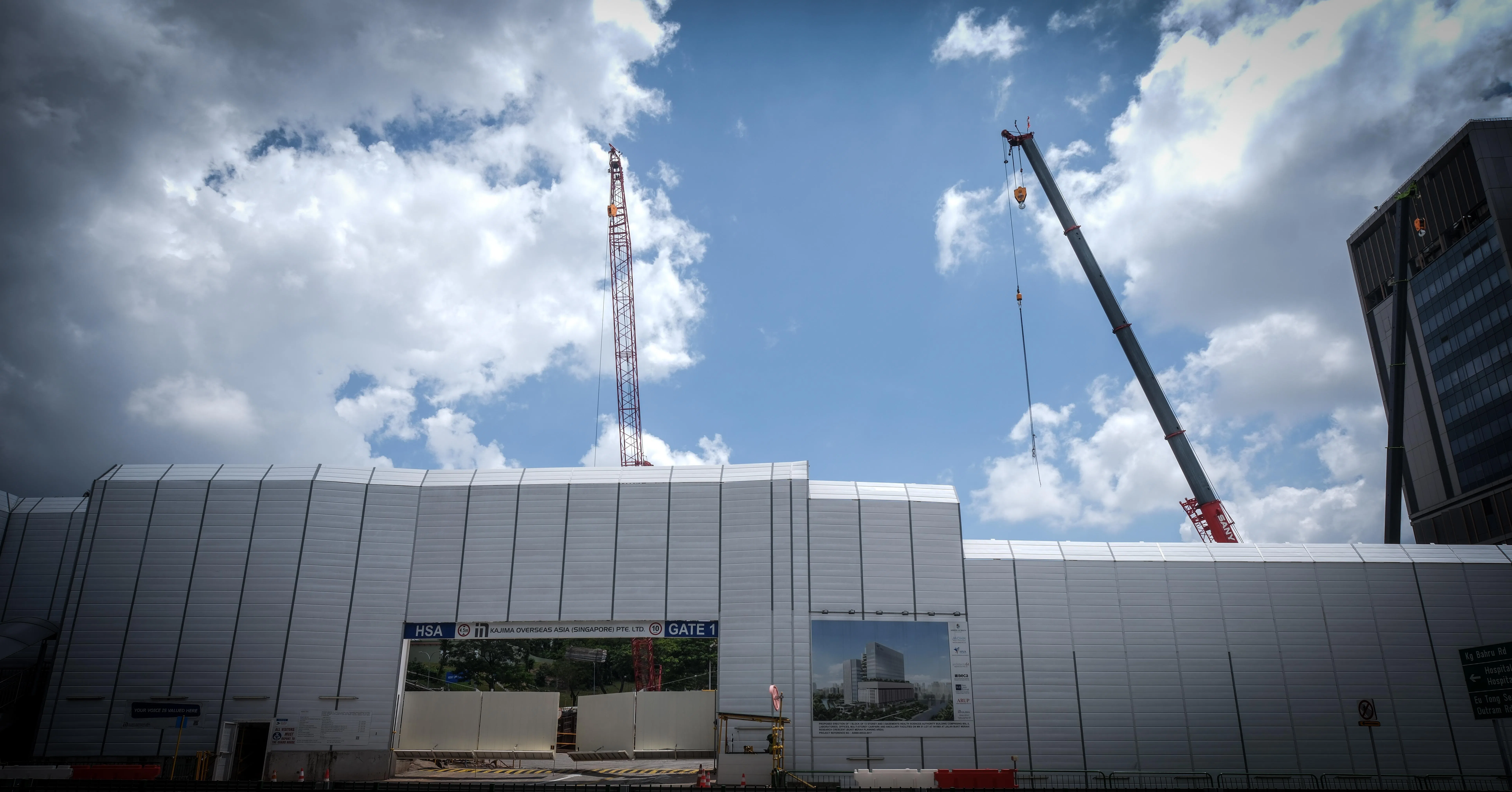 卫科局新楼建成后，目前分散在五个地点的人员可同处一栋建筑工作。（曾坤顺摄）