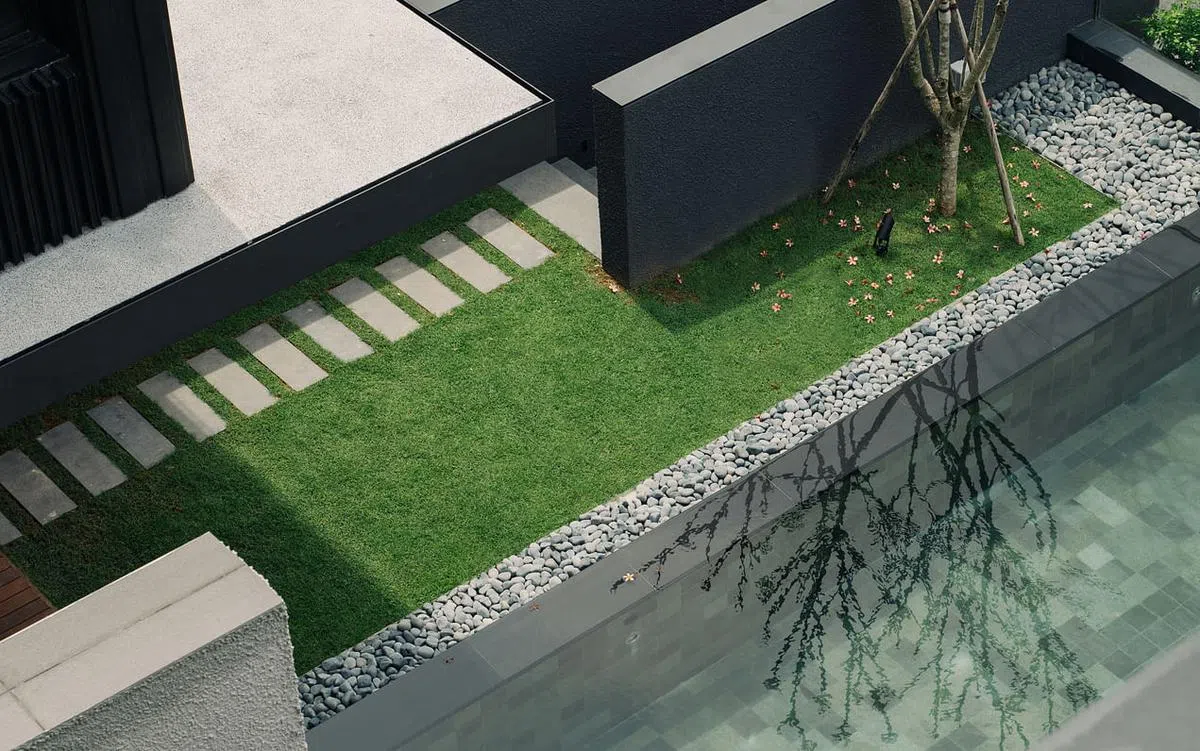 建筑师善于利用空间，打造了类似独立式洋房的户外花园和泳池。