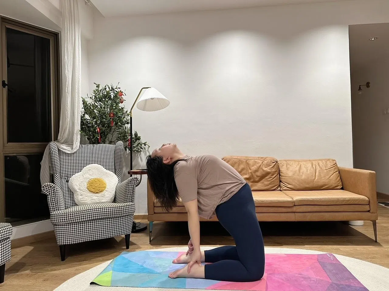 工作之余，邓依娃闲暇时间会在家做瑜伽，让自己的身心灵达到放松状态。（受访者提供）