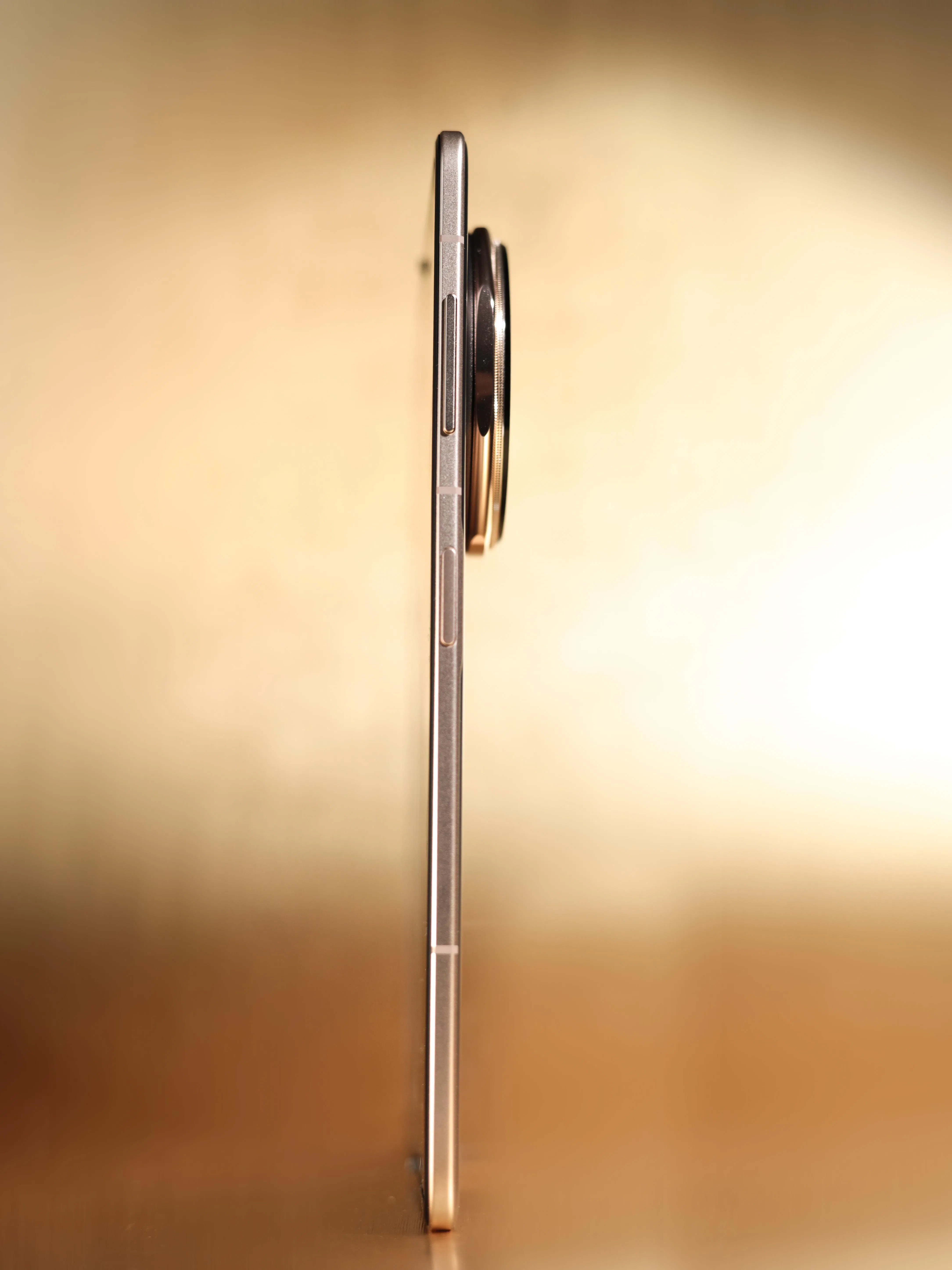 荣耀Magic V5展开厚度是4.1毫米，机背有一个超大相机模组。（商家提供）