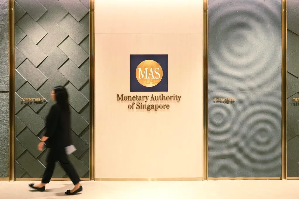 尽管美国与伊朗达成为期两周的停火协议，但霍尔木兹海峡的通行仍受阻，全球通胀压力难以缓解。多数经济师认为，新加坡金融管理局可能收紧货币政策，加快新元升值步伐，以抑制通胀上升。