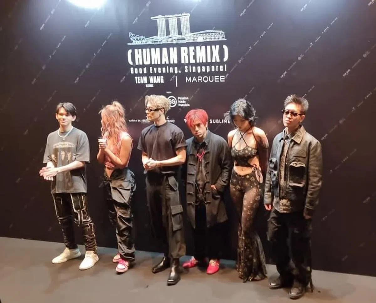 王嘉尔（左三）在本地规模最大的夜店Marquee举行音乐派对。（刘永健摄）