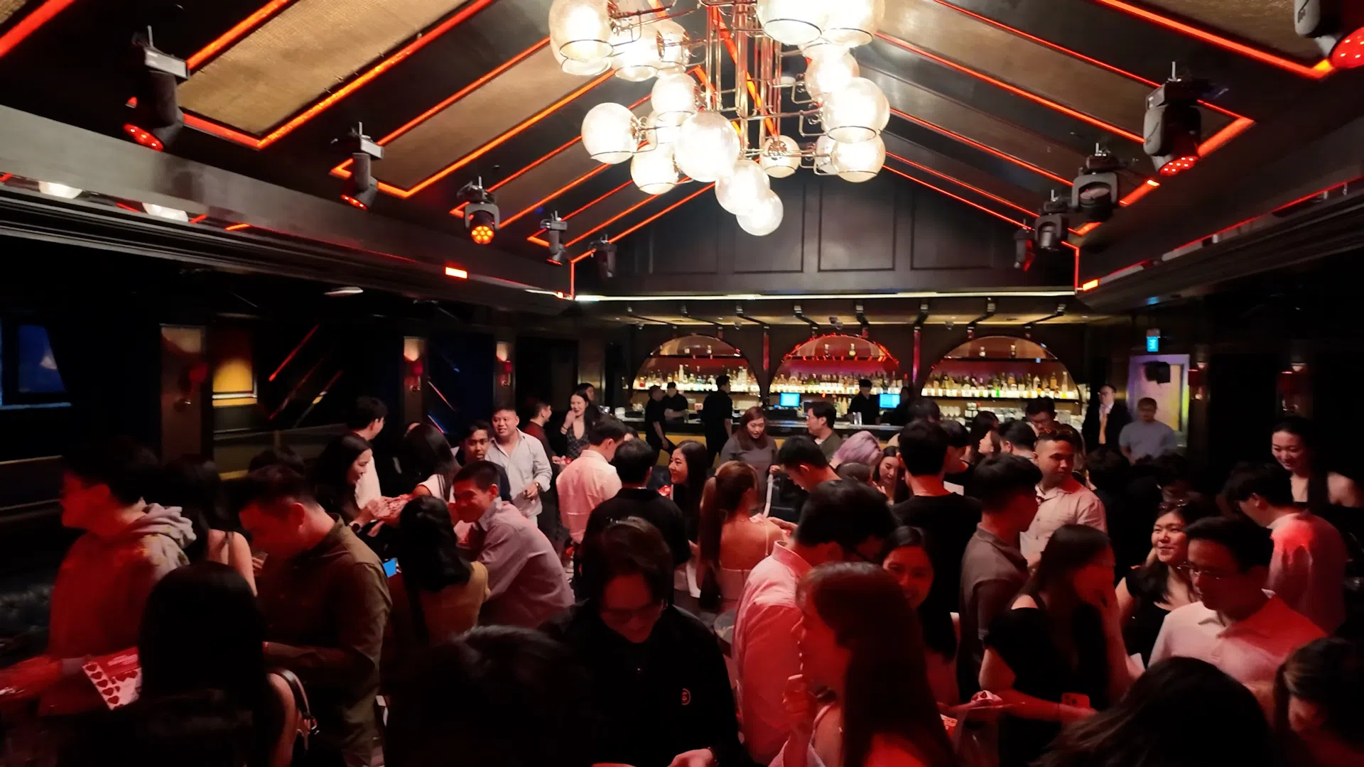 近年来，本地有不少聚会式的社交活动，旨在帮助年轻人扩大交友圈，从而增加脱单几率。（视频截图）