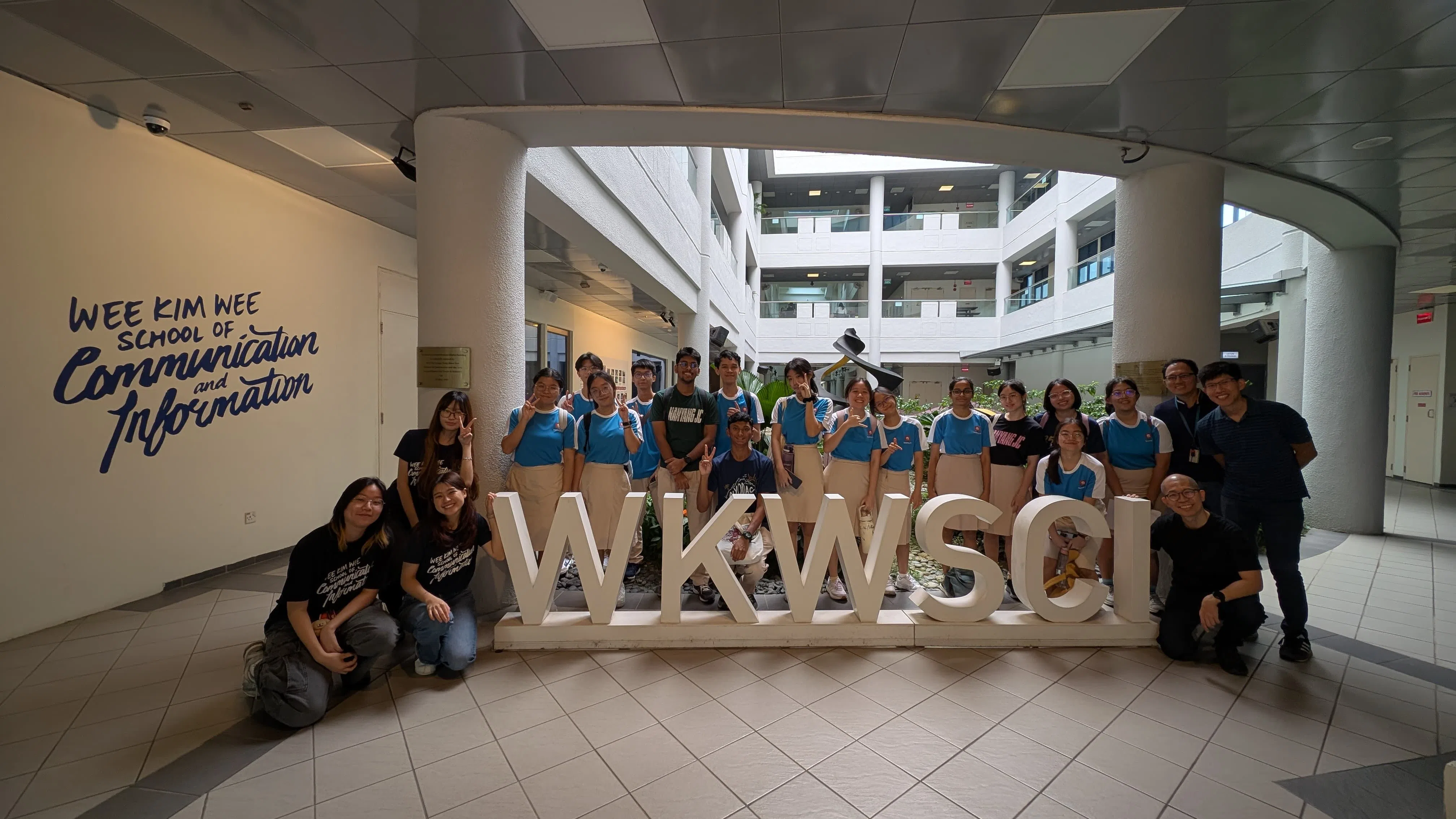 南洋初级学院17名学生前往南洋理工大学黄金辉传播与信息学院，展开一场沉浸式的传媒学习之旅。（南初提供）