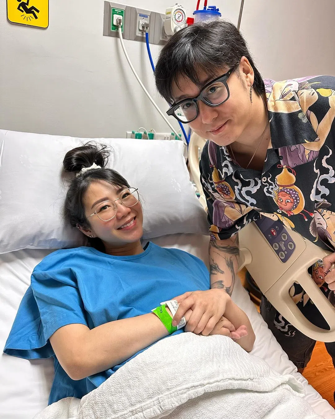 郑可心（左）在摄影师老公黄燊的陪伴下，顺利分娩。老公也负责为女儿剪脐带。（取自郑可心IG）